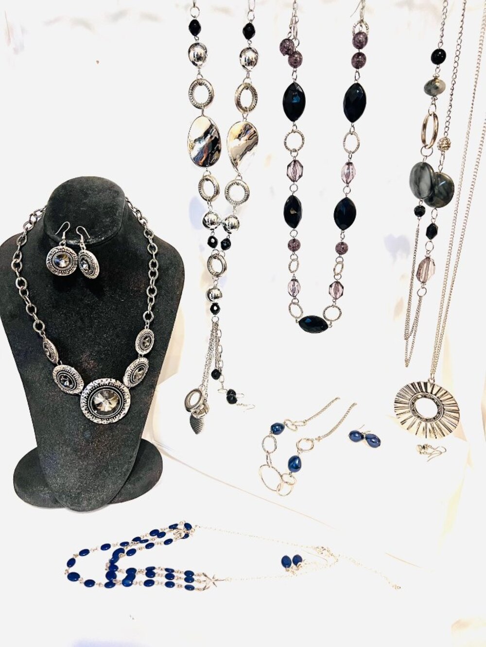 Papparazzi Women's' Jewelry sets-NWOT-2 long sets, 3 shorter sets, 2 long neck.